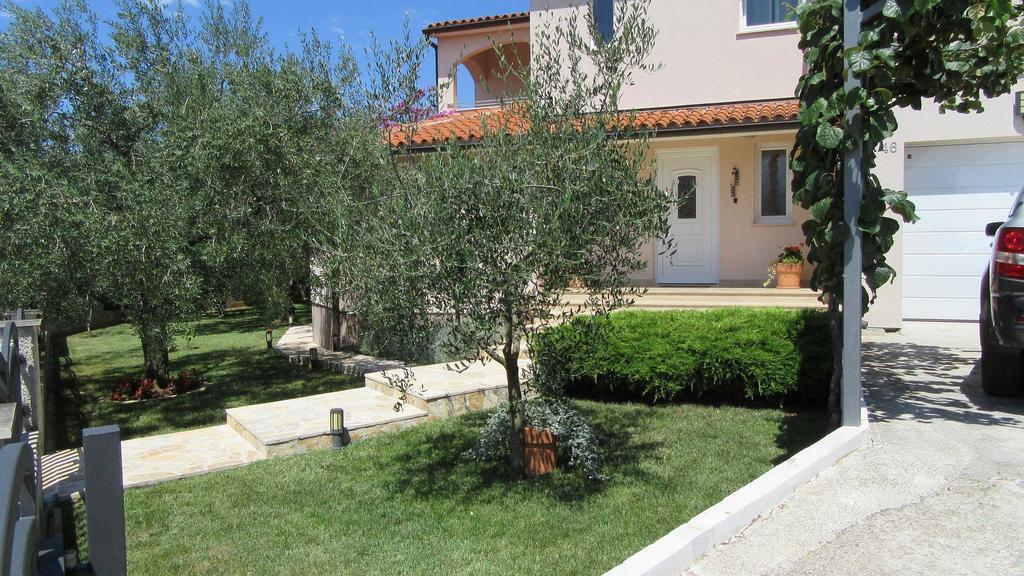 Apartments Irena With Sea View Fazana Exterior photo
